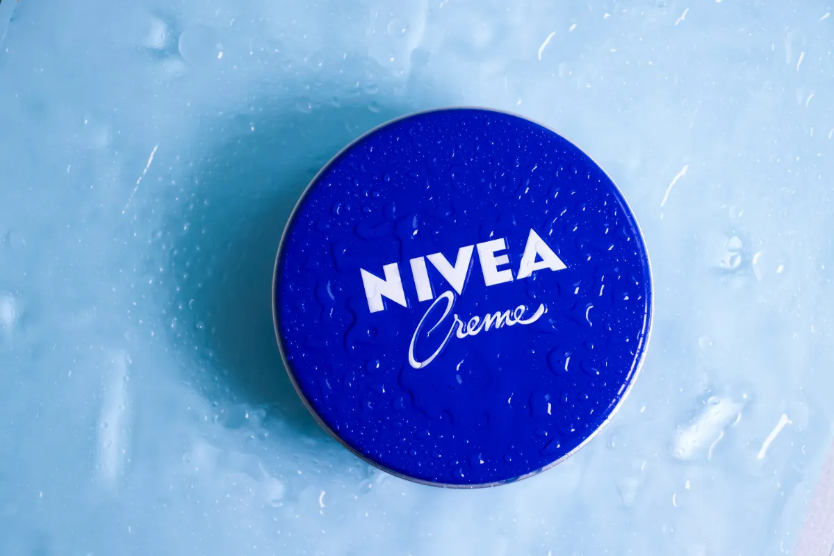 Die überraschende beliebtheit der nivea-creme und des kalten löffels